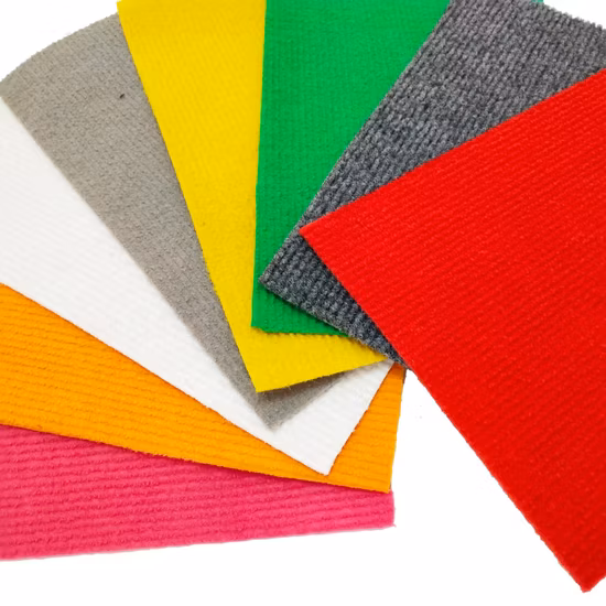 Ago per moquette perforato con ago in poliestere al 100%.